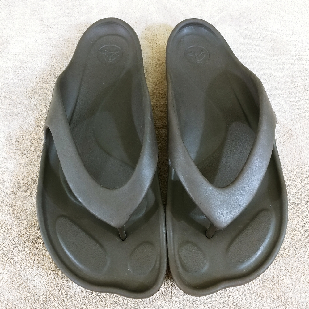 Size 9 Crocs Almost Barefoot Espresso Thong Sandals Women's ABF